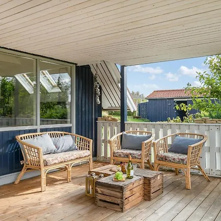 Dom wakacyjny 3 Bedroom Lovely In *